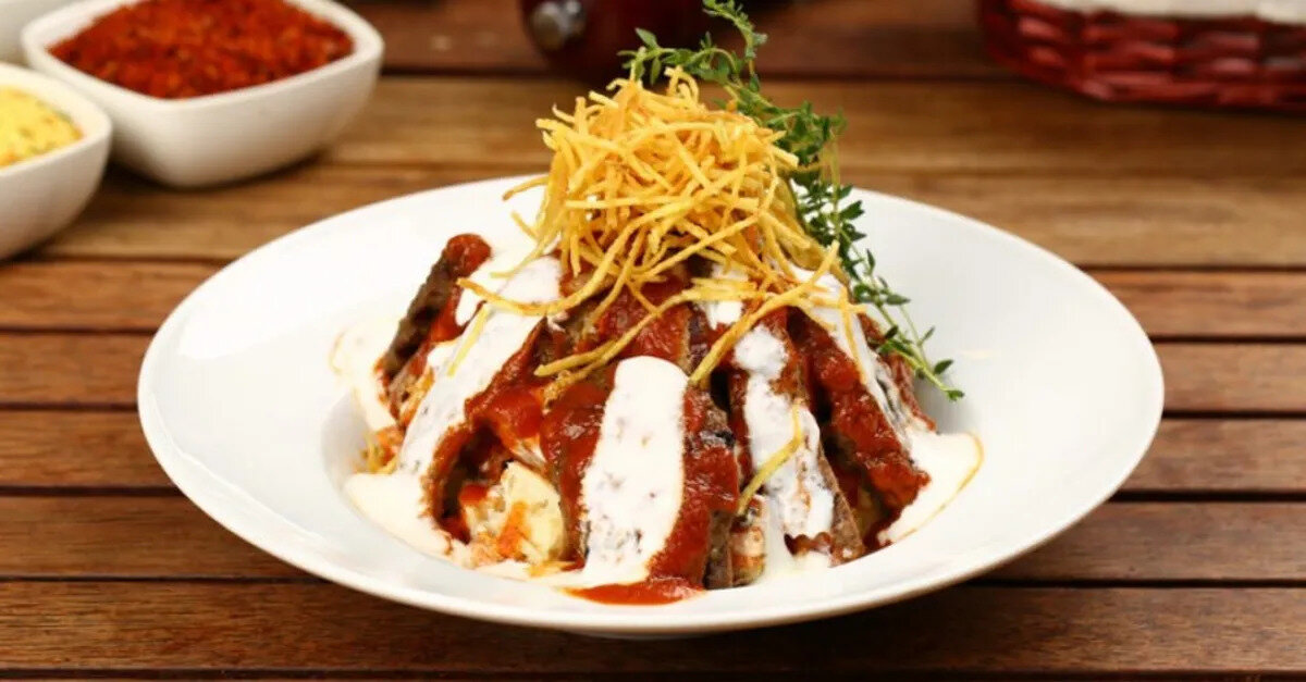 Türk mutfağı ilk 10’da güçlü bir temsil yakaladı<br>Listenin zirvesinde Kolombiya’nın lechona yemeği bulunurken, İtalya’dan Pizza Napoletana ve Brezilya’dan picanha onu izledi. Rekabetin yoğun olduğu bu sıralamada çökertme kebabının yedinci sıraya yükselmesi, Türkiye’nin geleneksel yemeklerinin küresel gastronomideki yerini bir kez daha hatırlattı. İnce patates kızartması, marine edilmiş et, sarımsaklı yoğurt ve domates sosunun birleştiği çökertme, “özgün sunumuyla kebap mutfağına yeni bir yorum” olarak değerlendirildi.