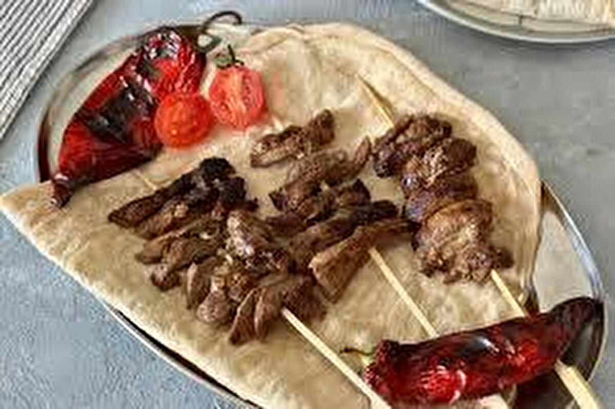 TasteAtlas’ın açıkladığı “Dünyanın En İyi 100 Yemeği” listesinde Türkiye, çökertme kebabı ve cağ kebabını ilk 10’a taşıyarak öne çıktı. Toplam yedi Türk lezzeti listeye girerken, ülkenin bölgesel yemekleri uluslararası gastronomide dikkat çekmeyi sürdürdü.