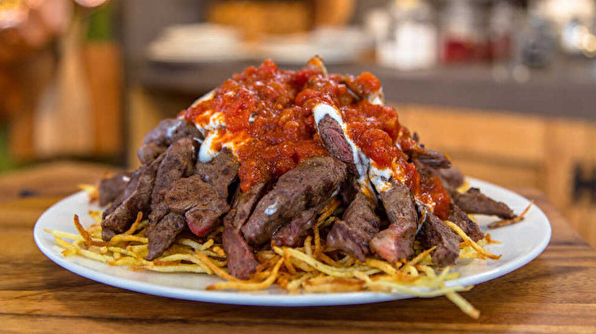 TasteAtlas’ın uzun süredir beklenen “Dünyanın En İyi 100 Yemeği” sıralaması yayımlandı ve Türkiye bu yıl dikkat çekici bir başarıya imza attı. 367 bini aşkın oylamayla oluşturulan listede, Bodrum’un çökertme kebabı 7’nci, Erzurum’un cağ kebabı ise 9’uncu sıraya yerleşerek ilk 10’da kendine yer bulan iki Türk yemeği oldu. Bu sonuçla Türkiye, ilk 10’da iki yemekle temsil edilen tek ülke olarak öne çıktı.