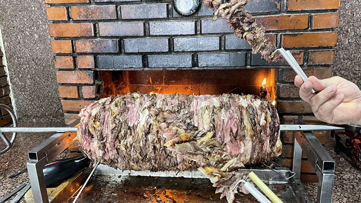 Türk mutfağı uluslararası ilgiyi artırıyor<br>Bu sonuçlar, son yıllarda dünya genelinde Türk mutfağına yönelik ilgide belirgin bir artış yaşandığını ortaya koyuyor. Bölgesel tariflerin giderek daha fazla tanınması, Türkiye’nin gastronomi alanındaki küresel görünürlüğünü genişletmeye devam ediyor.