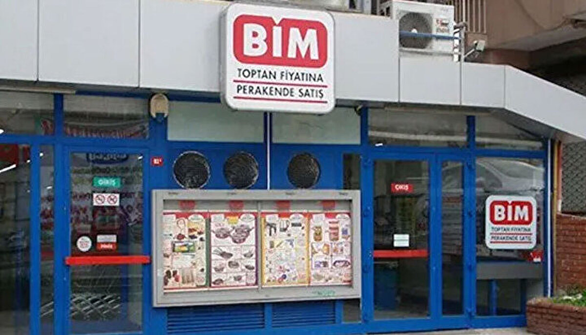 BİM’in 28 Kasım 2025 Cuma gününden itibaren geçerli olacak yeni aktüel ürünler kataloğu raflardaki yerini aldı. Elektronik ürünlerden küçük ev aletlerine, mutfak gereçlerinden ev tekstiline kadar geniş kapsamlı indirimler bu hafta da büyük ilgi görüyor. Arnica Tesla Plus Toz Torbasız Süpürge 5.490 TL, Thomson 55" 4K Ultra HD Google TV 19.990 TL ve Casper VIA M40 cep telefonu 6.490 TL gibi dikkat çeken fiyatlar alışveriş severlerin radarına girdi. İşte BİM 28 Kasım aktüel ürünler kataloğunda yer alan indirimli ürünlerin listesi…