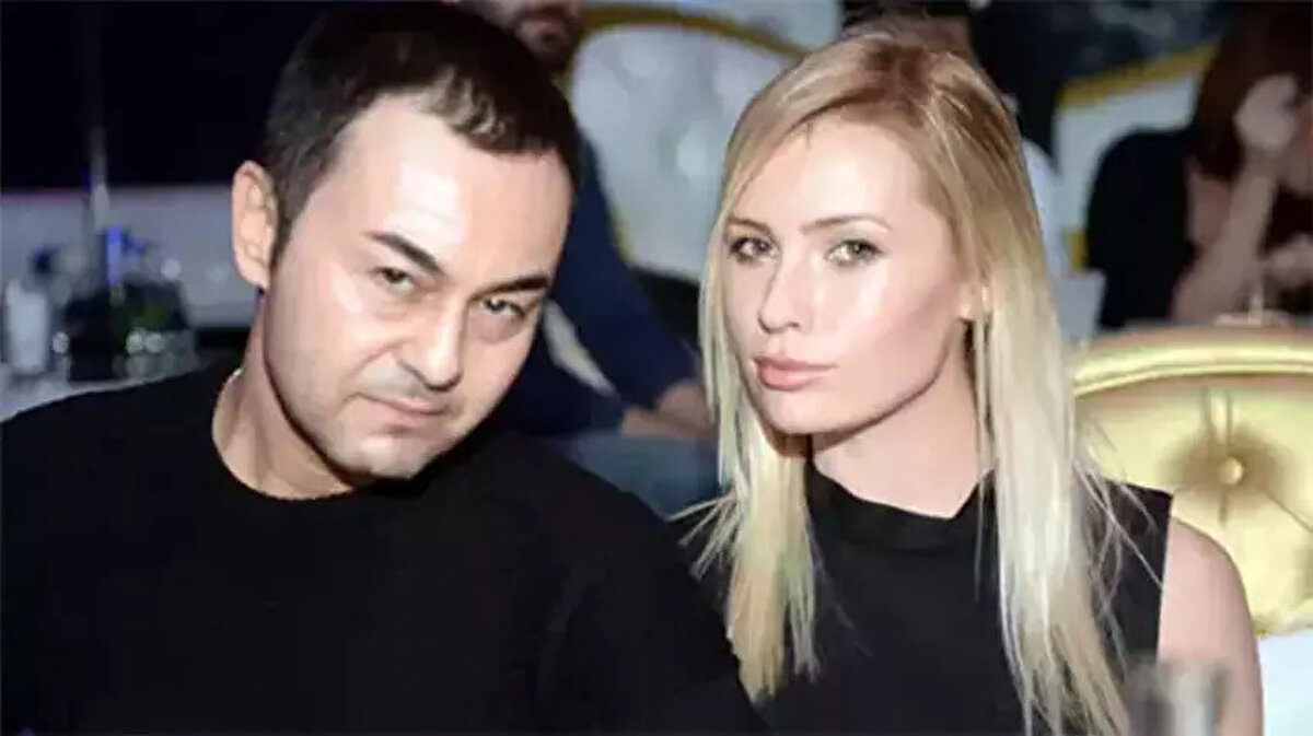 Yeniçağ yazarı Müge Dağıstanlı Erdoğan’ın aktardığı iddiaya göre, Chloe’nin “Evden sonra alırım” dediği marka çantalar, ayakkabılar ve kıyafetler Serdar Ortaç tarafından bir araya toplandı. Ünlü şarkıcı, tüm bu eşyaları 7 çöp poşetine doldurarak şoförüne şu talimatı verdi:<br><br>“Bunları İstanbul’daki gecekondu mahallelerine dağıt. Hediyem olsun.”