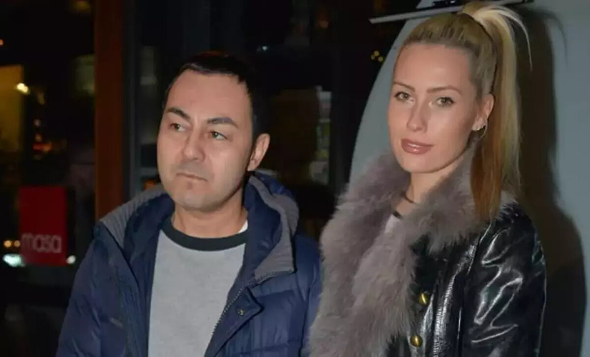 Ancak süreç kısa sürede gerildi. Tazminatın tahsilinde yaşanan gecikmeler üzerine Chloe Loughnan, Serdar Ortaç’ın evine haciz gönderdi. Bu adımın Ortaç’ı çileden çıkardığı iddia edildi.