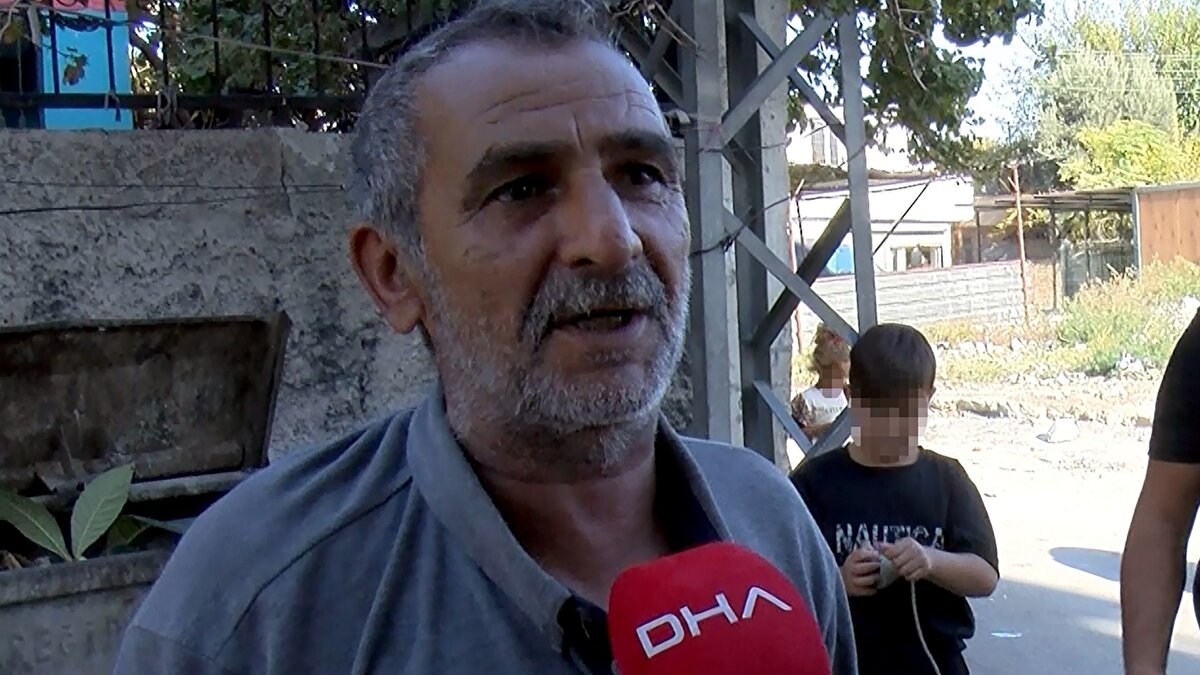 “Tehlikeli ama biz buraya aitiz”<br><br>Mahallede büyüdüğünü söyleyen 23 yaşındaki Şükrücan Şengül, yaşadıkları çevrenin riskli yönleri olduğunu kabul ederek, buna rağmen mahallesinden kopamayacağını aktardı. Şengül, sokaklarda aniden gelişen olayların görülebileceğini, polis araçlarının sık sık bölgede bulunduğunu dile getirirken, buna rağmen mahallenin kendileri için özel bir yer olduğunu belirtti.