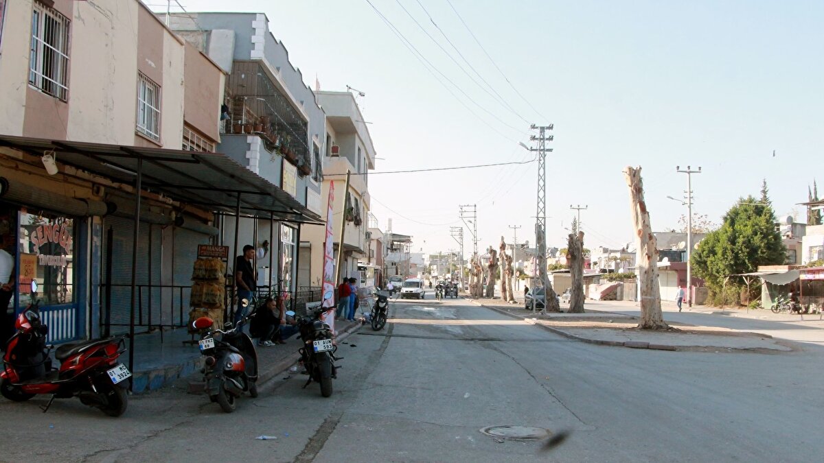 Adana’nın Yüreğir ilçesinde bulunan 19 Mayıs Mahallesi, sosyal medya içerikleri ve haber verileri üzerinden hazırlanan yapay zekâ analizinde “Türkiye’nin en tehlikeli mahalleleri” arasında gösterildi. Zaman zaman polis müdahalesi gerektiren kavga ve silahlı olayların yaşandığı bölge için yapılan bu değerlendirme, mahalle halkı tarafından farklı şekillerde yorumlandı.