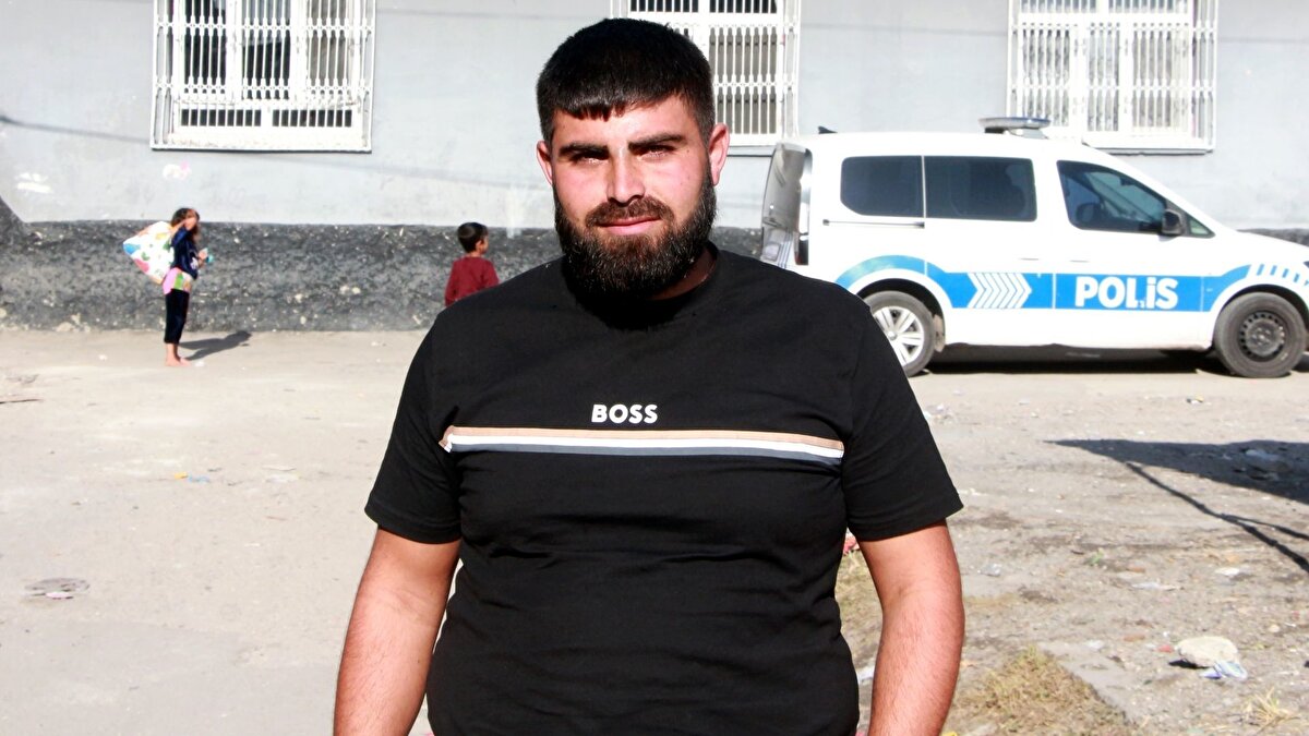 “Kapımız açıktır, misafirperverliğimizi görsünler”<br><br>52 yaşındaki Perişan Yeter ise mahallenin adının gereksiz yere kötü anıldığını belirterek burada komşuluk ilişkilerinin güçlü olduğunu vurguladı. Yeter, misafire açık olduklarını, gelen herkesin sıcak bir şekilde karşılanacağını söyledi. Mahallede 19 yıldır esnaflık yapan Şükrü Şengül de haksız bir algı oluştuğunu, bölgede yıllardır sorun yaşamadığını ve misafirperverliğin hâlâ sürdüğünü ifade etti.