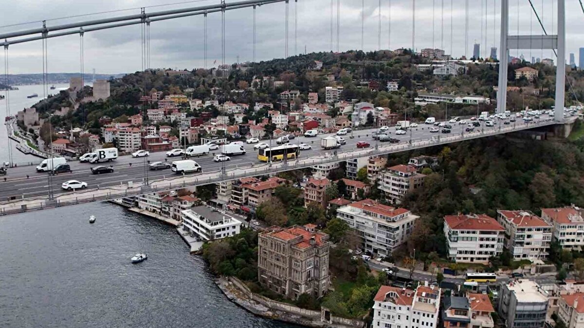 İstanbul Boğazı’nda yer alan ve yıllardır “paha biçilemez” olarak anılan Zeki Paşa Yalısı, piyasaya sürüldü. 23 odalı, 5 salonlu ve 8 banyolu bu tarihi yalı için istenen fiyat 10 milyar TL olarak belirlendi.