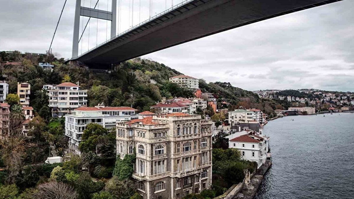 Yalının yıllık emlak vergisi 5,5 milyon TL olarak kayıtlara geçti. Boğaz hattında benzer nitelikteki yalıların piyasa değeri 2 ila 6 milyar TL arasında gösterilirken, Zeki Paşa Yalısı için açıklanan 10 milyar TL’lik talep, dikkatleri üzerine çekti.