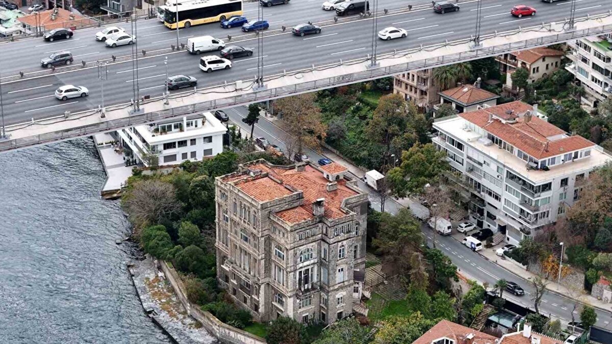 Sarıyer’deki saray benzeri yapı, mirasçı bir aile tarafından satış için yetkili bir emlak firmasına devredildi. Yapının konumu, tarihi değeri ve büyüklüğü nedeniyle yerli ve yabancı yatırımcıların ilgisini çekmesi bekleniyor.