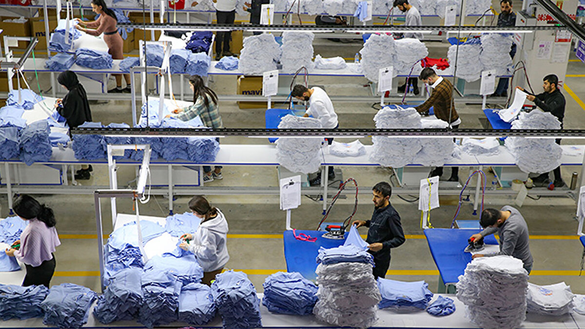 Artan maliyetler nedeniyle birçok şirket üretim merkezlerini Mısır’a kaydırıyor. Mısır’da asgari ücretin yaklaşık 6 bin 400 TL seviyesinde olması, düşük iş gücü maliyetleriyle firmalara önemli avantaj sağlıyor.