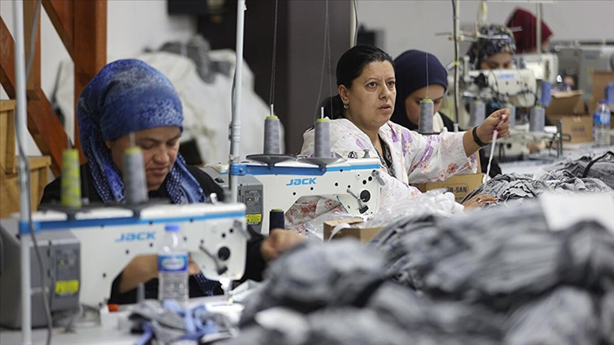 Sektördeki kapanmalar istihdamı da olumsuz etkiliyor. TEPAV verilerine göre imalat sanayisinde istihdam kaybı 114 binin üzerine çıktı. Tekstilde sigortalı çalışan sayısı ağustos ayında yüzde 1,3 geriledi.