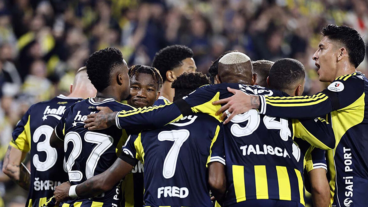 YAPAY ZEKAYA GÖRE ŞAMPİYON....<br><br>Süper Lig'de sezonun ikincisi olarak Fenerbahçe öngörüldü. Sarı-lacivertlilerin 2025-2026 sezonunu 81 puanla tamamlayacağı tahmin edildi.