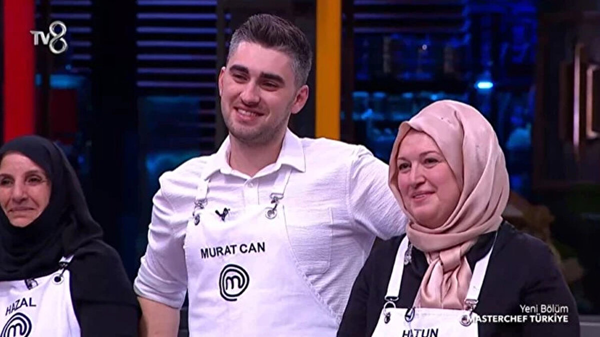 MasterChef kaptanlık oyununu kim kazandı?<br><br>Bu haftanın kaptanlık oyununda şefler Danilo, Somer ve Mehmet Şef yarışmacılardan anneleriyle birlikte seçtikleri bir yemeği hazırlamalarını istedi. Duygusal anların yaşandığı oyunda en başarılı tabağı çıkaran yarışmacı Murat Can oldu. Annesi Hatun Hanım ile hazırladığı tabak şeflerden tam not aldı ve Murat Can bu başarıyla mavi takım kaptanı olmaya hak kazandı.