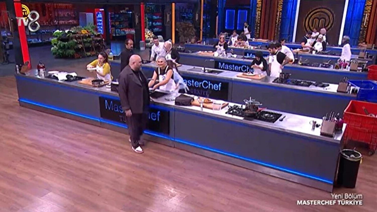 MasterChef Türkiye’de sezonun son kaptanlık oyunu nefes kesen bir bölümle ekranlara geldi. 23 Kasım 2025 Pazar akşamı yayınlanan son bölümde yarışmacılar, anneleriyle birlikte hazırladıkları özel yemeklerle kaptanlık için ter döktü. Gecenin sonunda MasterChef mavi takım kaptanı kim oldu, kaptanlık oyununu hangi yarışmacı kazandı ve haftanın MasterChef yeni takımları nasıl şekillendi soruları yanıt buldu. İşte son bölümde yaşananlar ve açıklanan yeni takımlar…