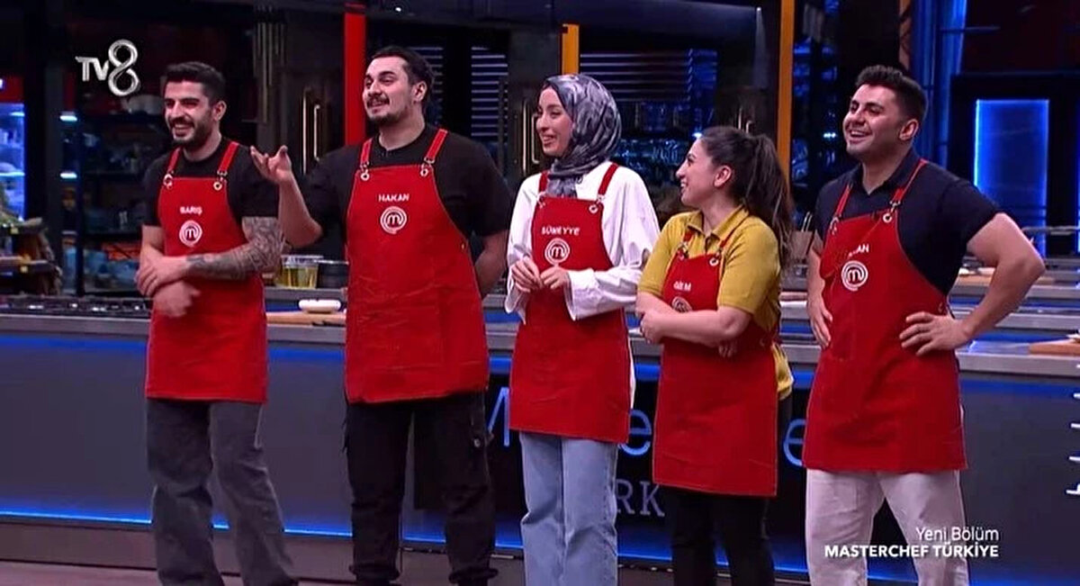 Kırmızı Takım<br><br>Özkan (Kaptan)<br><br>Gizem<br><br>Sümeyye<br><br>Barış<br><br>Hakan