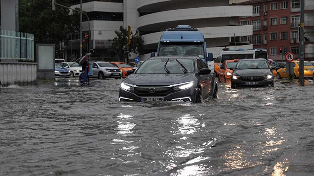 Meteoroloji Genel Müdürlüğü, yeni hava durumu raporunu yayımlayarak birçok il için kuvvetli sağanak yağış uyarısında bulundu. “Bugün hava nasıl?” sorusunun yanıtını merak eden vatandaşlar için detaylar netleşti. Mevsim normallerinin üzerinde seyreden sıcaklıklar, özellikle batı ve iç kesimlerde 3 ila 5 derece birden düşecek. Marmara’nın doğusu, İç Ege, Batı Akdeniz, İç Anadolu, Samsun ve İstanbul’da gün boyunca sağanak yağış bekleniyor.