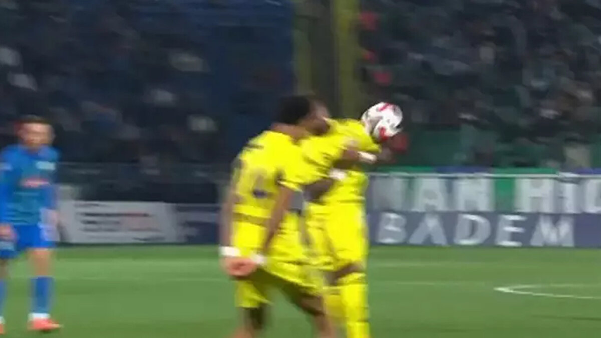 Ç. RİZESPOR'UN SERBEST VURUŞTAN 2. GOLÜ ATTIĞI POZİSYONDA EL KARARI DOĞRU MU? <br><br>"Kollar doğal konumda"<br><br>Deniz Çoban: Hakemin de çalmaya önce niyeti yok ama sonra öyle bir beden diliyle düdüğü çalıyor. Elle oynama nasıl olmaza bir örnek. Kolların doğal konum da olduğu kesin.<br><br>Bahattin Duran: Bu pozisyonda bir ihlal yok. Hatalı karar. Hiçbir şekilde cezalandırılacak bir karar değil.<br><br>Bülent Yıldırım: Yanlış tespit. Gol olması hakem adına sıkıntılı oldu. Oyun devam etmeliydi. Hiçbir şekilde ihlal yok.