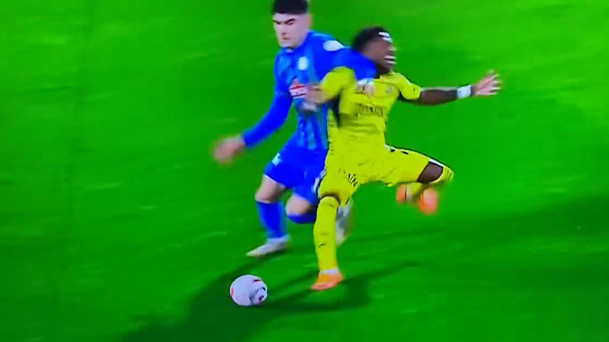 Ç. RİZESPOR'UN İLK GOLÜNDE FRED'E FAUL VAR MI? <br><br>“Bence net faul”<br><br>Bahattin Duran: VAR'ın müdahale edebileceği bir pozisyon değil. Bu hareket bana göre sahada faul. Bence net faul.<br><br>Deniz Çoban: Topun Fred'e yakın olduğu doğru. Rakibi eşit şekilde mücadele etmiyor kolu açık bence bozuyor. Bence faul verilse daha doğru olurdu.<br><br>Bülent Yıldırım: Ben de aynı kanaatteyim. Top Fred'in topuyken top nasıl kazanıldı kol engel olarak kullanıldı. Faul olduğunu düşünüyorum.