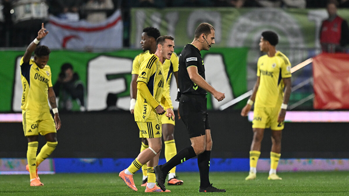 Maçın ardından futbolseverler Çağdaş Altay'ın verdiği kararlara sosyal medyada büyük tepki gösterdi. 