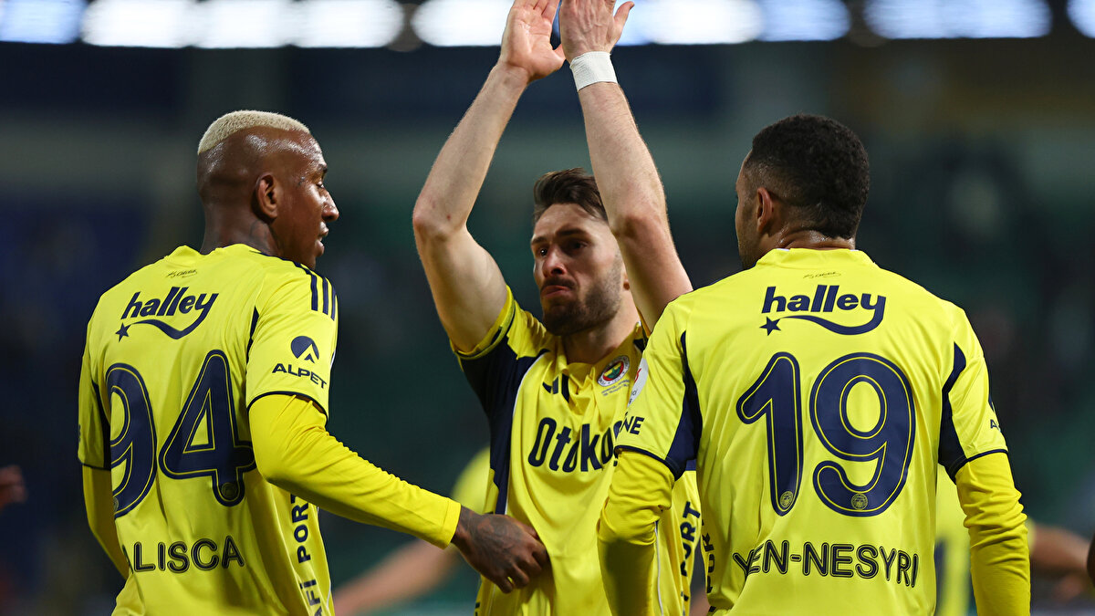 Trendyol Süper Lig’de heyecan devam ediyor. 13. Hafta maçında Fenerbahçe deplasmanda Çaykur Rizespor’u 2-0 geriden gelerek 5-2 mağlup etti ve Galatasaray derbisi öncesi moral depoladı. 