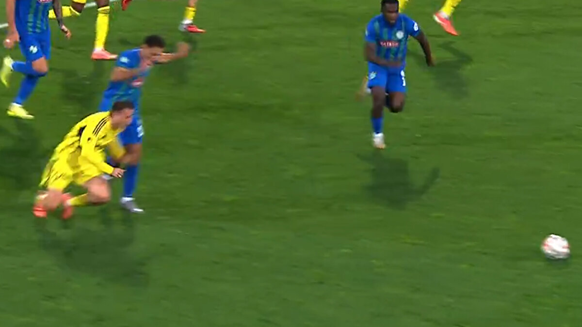 LACI'NİN İKİNCİ SARI KARTI DOĞRU MU? <br><br>"Hakem bunun cevabını vermesi lazım"<br><br>Deniz Çoban: Umut vaat eden ataktan söz edemeyiz. Kaleye çok uzak, Kerem kurtulsa yanında iki kişi var. Niye sarı kart bu? Hakem arkadaşın kendince bunun cevabını vermesi lazım. Ben bu sarı karta asla katılmıyorum.<br><br>Bahattin Duran: Ben Laci'nin bu maçta atılmasını kabul edemiyorum. Duran'ın yakınında 2 Rizespor'lu var. Kerem kurtulsa bile yakalama şansı olan oyuncular var. Umut vaat eden atak asla değil. Laci'nin ikinci sarı kartı kesinlikle yanlış.<br><br>Bülent Yıldırım: Taktik faul yok. Umut vaat eden atak zaten yok. Hakem çok dar açıda kalınca genişe bakmadan karar verdi. O da oturmadı. Bence de karar yanlıştı.<br>