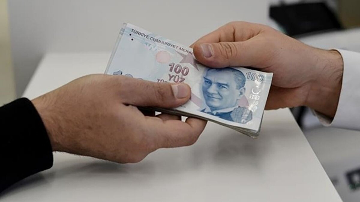 Asgari ücret zammında mevcut senaryolar neler?<br><br>Merkez Bankası'nın 2026 için hedeflediği yüzde 16'lık enflasyon oranına göre net 25 bin 640 TL, brüt ise 30 bin 165 TL'ye çıkıyor.MB'nin yüzde 31-33 aralığındaki yıl sonu hedefine göre, asgari ücret yüzde 31 oranıyla net 28 bin 956, brüt 34 bin 66 TL, yüzde 32 oranıyla net 29 bin 177, brüt 34 bin 326 TL ve yüzde 33 oranıyla da net 29 bin 398, brüt 34 bin 586 TL olarak hesaplanıyor.