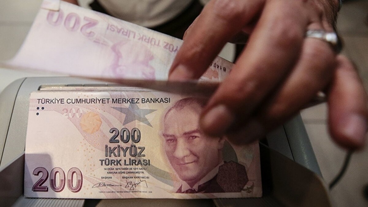 Asgari ücret nedir?<br><br>Çalışanlara yaptığı iş karşılığında ödenmesi gereken en düşük maaş tutarına denir. Brüt asgari ücret üzerinden sosyal güvenlik kesintileri ve vergiler çıkarıldığında çalışanın eline geçen net asgari ücret ortaya çıkar.