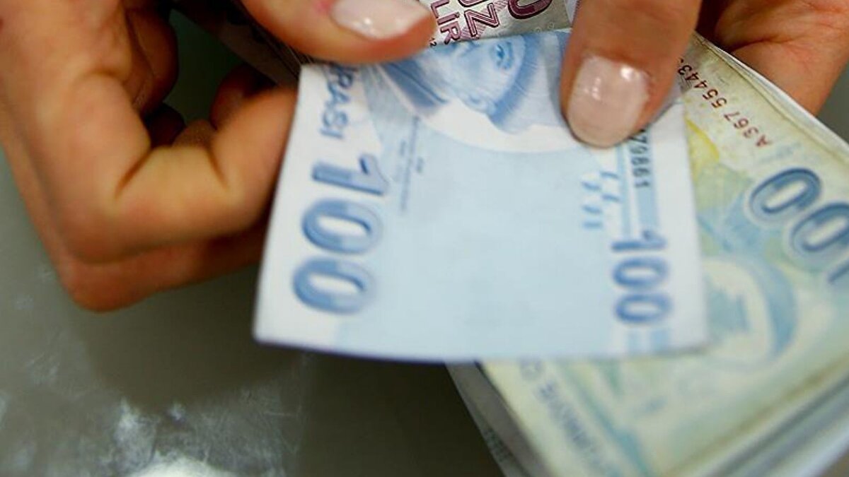 Yüzde 20'lik zam halinde net 26 bin 584 TL, brüt 31 bin 206 TL oluyor. Yüzde 25 zam gerçekleşirse zam oranı net 27 bin 630 TL, brüt ise 32 bin 506 TL'ye çıkıyor.<br>