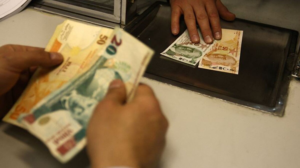 Hangi tahminler konuşuluyor?<br><br>Kulislerde asgari ücret zammına ilişkin olarak hükümetin geçen yıl izlediği politikanın unutulmaması gerektiği dile getiriliyor. Komisyon, 2024 yılında gerçekleşen enflasyon oranı yerine, 2025 yılı için hedeflenen enflasyon verisini dikkate almıştı. Geçtiğimiz yıl yüzde 44 enflasyona karşın komisyon asgari ücrete yüzde 30 zam yapmıştı. Kulislerde bu yılda hükümetin yürütülen sıkı para politikaları doğrultusunda yine hedeflenen enflasyona göre karar verebileceği tahmine ediliyor. <br>