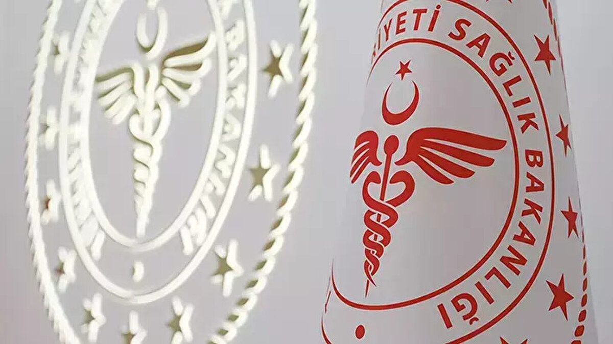 Sağlık Bakanlığı promosyon ödemesi ne zaman yatacak?<br><br>Promosyon ödemelerinin tarihi, il sağlık müdürlükleri ile bankalar arasındaki protokollerin kesinleşmesine bağlı. Görüşmelerin devam etmesi nedeniyle süreç uzuyor. Eğer revize talebi kısa sürede sonuçlanırsa, ödemelerin 2025 yılının son çeyreğinde (Ekim–Aralık) tek seferde ve peşin olarak hesaplara yatırılması bekleniyor.