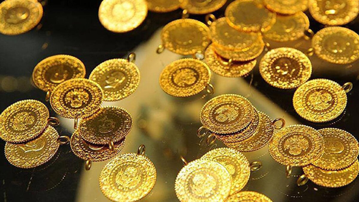 24 Kasım 2025 Pazartesi günü itibarıyla altın fiyatları yatırımcıların gündeminde. Küresel ekonomik belirsizlikler, Fed’in faiz kararına dair beklentiler ve jeopolitik riskler altın fiyatlarını etkilemeye devam ediyor. Özellikle Rusya-Ukrayna barış süreci ve Fed’in faiz indirimi olasılığı piyasaların odağında bulunuyor.