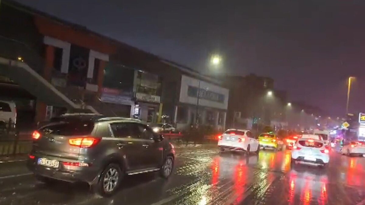 Toplu taşımada da yoğunluk arttı<br>Sabah saatlerinde yalnızca kara yolu değil, toplu ulaşım hatları da yoğunluk yaşadı. Metro ve metrobüs aktarma noktalarında kalabalığın arttığı, metrobüs duraklarında binmekte zorluk çeken yolcuların uzun süre beklediği bildirildi. Otobüs duraklarında oluşan sıra da trafikteki aksamayı yansıttı.