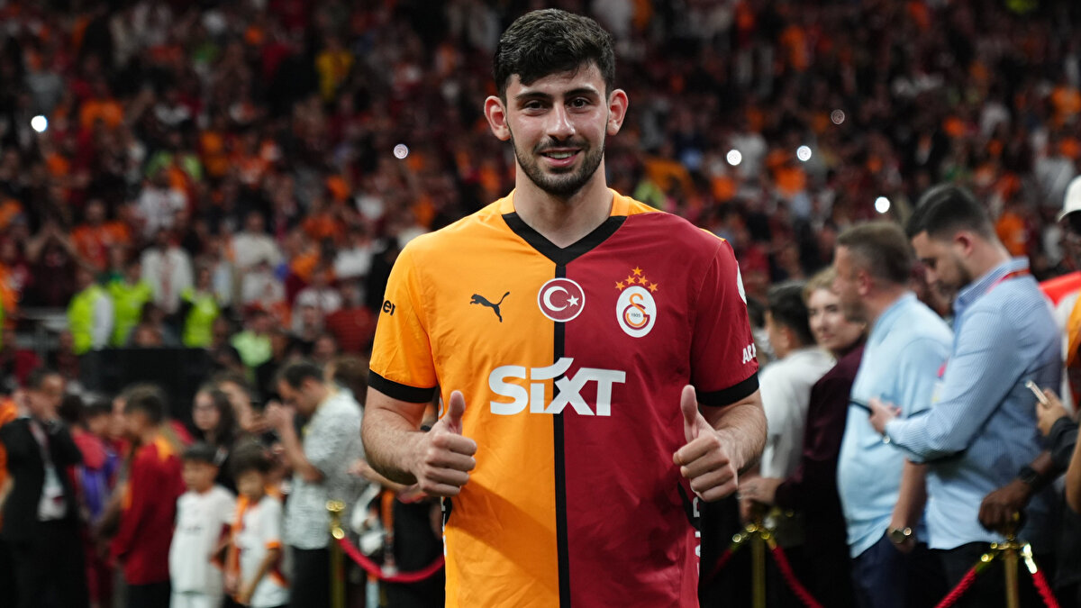 Yusuf Demir, 17. dakikada oyuna girmesine ikinci yarının başında yerini İlkay Gündoğan’a bıraktı. <br>