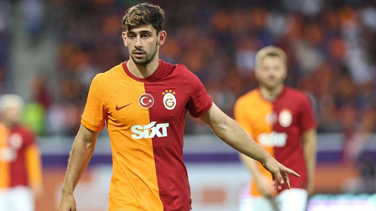 G.Saray yönetimi, 2022 yılında Yusuf Demir'i Rapid Wien'den 6 milyon euro bonservis karşılığında transfer etmiş ancak oyuncu performansıyla hayal kırıklığı yaratmıştı. 