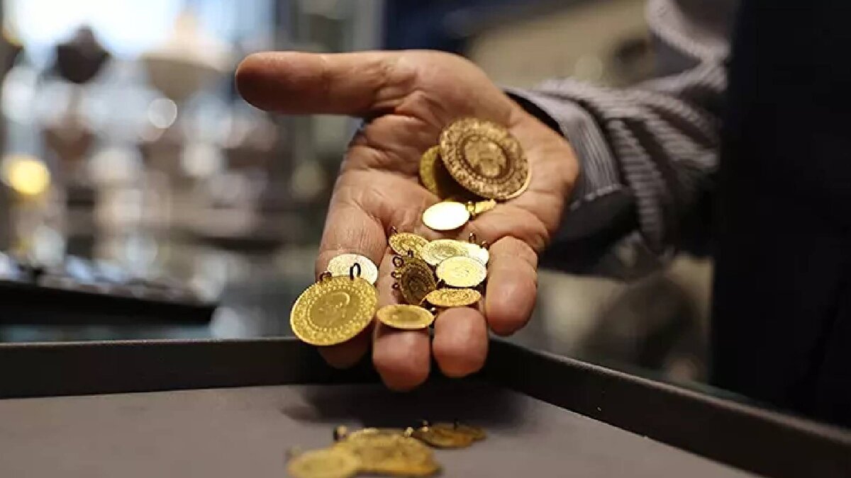 Takip Edilen Ekonomik Veriler<br>ABD’de tarihin en uzun hükümet kapanmasının ardından açıklanmaya başlanan ekonomik veriler yatırımcıların radarında. Bu hafta salı günü üretici enflasyonu ve perakende satışlar, çarşamba Fed’in Bej Kitap Raporu ve haftalık işsizlik maaşı başvuruları takip edilecek. Şükran Günü nedeniyle New York borsası perşembe günü kapalı olacak, cuma günü ise işlemler yarım gün sürecek. Ayrıca dolar endeksinin seyri de altın fiyatları üzerinde belirleyici oluyor.