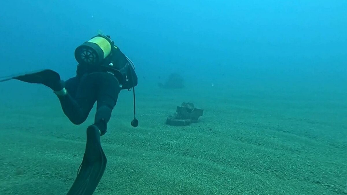 Antalya’nın dünyaca bilinen Konyaaltı Sahili’nde dalış yapan Akdeniz Üniversitesi Su Ürünleri Fakültesi’nden Prof. Dr. Mehmet Gökoğlu, öğrencileriyle birlikte deniz tabanında bulunan beton ve taş blokları kullanarak yapay resif çalışması gerçekleştirdi. Türkiye kıyılarında yürütülen bu tür uygulamaların, özellikle balık popülasyonunu desteklemesi açısından önemli olduğu belirtiliyor.