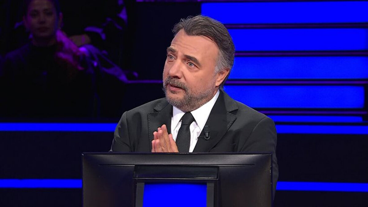 Sunuculuğunu Oktay Kaynarca’nın üstlendiği Kim Milyoner Olmak İster, bu hafta ilginç bir ana sahne oldu. Programa Düzce’den katılan, Burdur Mehmet Akif Ersoy Üniversitesi Tarih Bölümü mezunu 27 yaşındaki Elif Okumuş, yarışmanın daha ilk sorusunda yaşadığı büyük talihsizlikle sosyal medyanın odağına yerleşti.