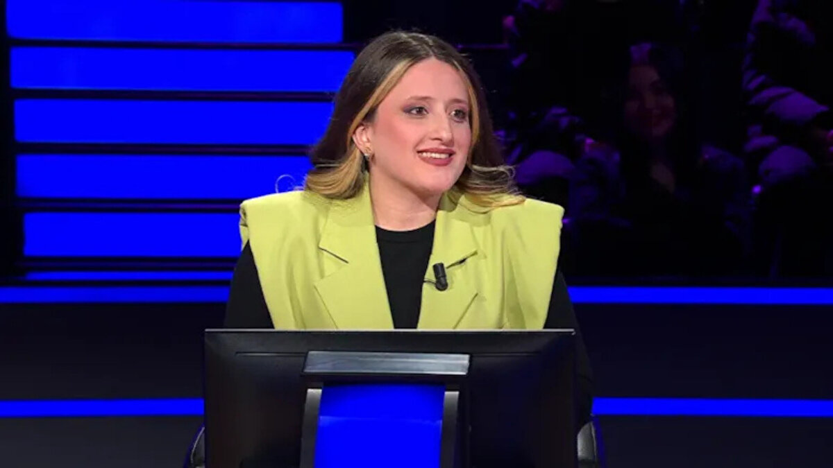 Kaynarca’nın yarışmayı ısındırmak için yönelttiği açılış sorusu, normalde basit bir genel kültür bilgisi gerektiriyordu. Ancak heyecanına yenik düşen Okumuş, kendisine yöneltilen soruyu yanlış yorumlayınca beklenmedik bir seçim yaptı.<br><br>Ekrana gelen soruda yarışmacıya şu ifade sunuldu:<br>“Size ‘çay, kahve, gazoz, ayran, meyve suyu’ gibi seçenekler sunuluyorsa öncesinde muhtemelen hangi soru sorulmuştur?”<br><br>Şıklarda;<br><br>A) Aç mısın?<br><br>B) Ne içersin?<br><br>C) Tatlı yer misin?<br><br>D) Kahvaltı yaptın mı?<br><br>yer alıyordu.