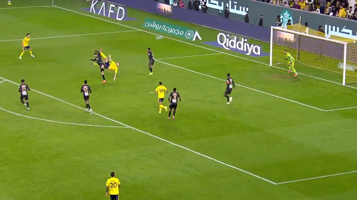 Ronaldo’nun bu golü, 3 Nisan 2018 tarihinde Real Madrid formasıyla Juventus’a Şampiyonlar Ligi çeyrek finalinde attığı unutulmaz röveşatayı hatırlattı. <br>