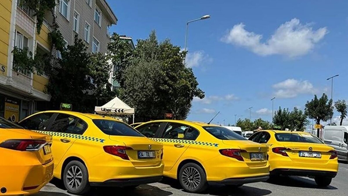 600 bin liraya kadar ceza verilebiliyor<br><br>Mevzuata aykırı biçimde ek ücret isteyen ticari taksilere 600 bin TL’ye kadar idari para cezası uygulanabiliyor. Yetkililere göre yolcular, ödeme sırasında sadece taksimetrede yazan tutarı esas almalı ve fazladan talep edilen her ücreti ilgili mercilere bildirmeli.