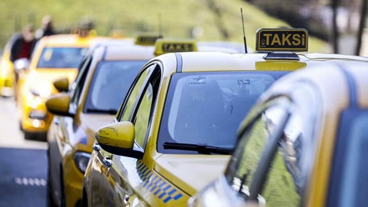 Ödenen ücret faiziyle geri alınabiliyor<br><br>Uzmanlara göre, taksi sürücüsü kart komisyonunu müşteriden talep ederse, yolcu tüketici hakem heyetine başvurarak ödediği ekstra tutarı faiziyle geri alabiliyor. Gündoğan, bu başvuruların hem yolcuyu koruduğunu hem de usulsüz talepte bulunan işletmelere yaptırım uygulanmasını sağladığını dile getiriyor.