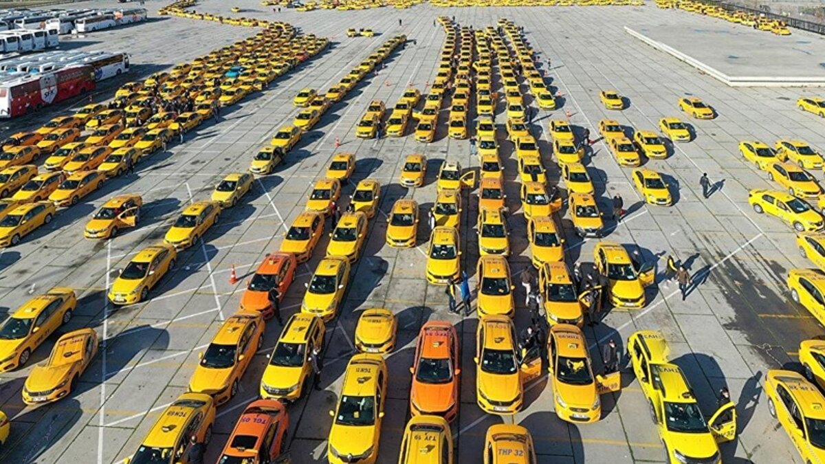 Komisyon talebi hukuka aykırı<br><br>Avukat Ali Erdem Gündoğan, taksilere yönelik düzenlemelerde “yolcudan ilave ücret istenemeyeceği” hükmünün açık olduğunu belirterek, komisyon ve benzeri ödemelerin müşteriye yansıtılmasının yasaya aykırı olduğunu ifade ediyor. Gündoğan, kredi kartı ödemelerinde oluşan masrafın işletme tarafından karşılanması gerektiğini, bunun tüketiciye yüklenemeyeceğini vurguluyor.