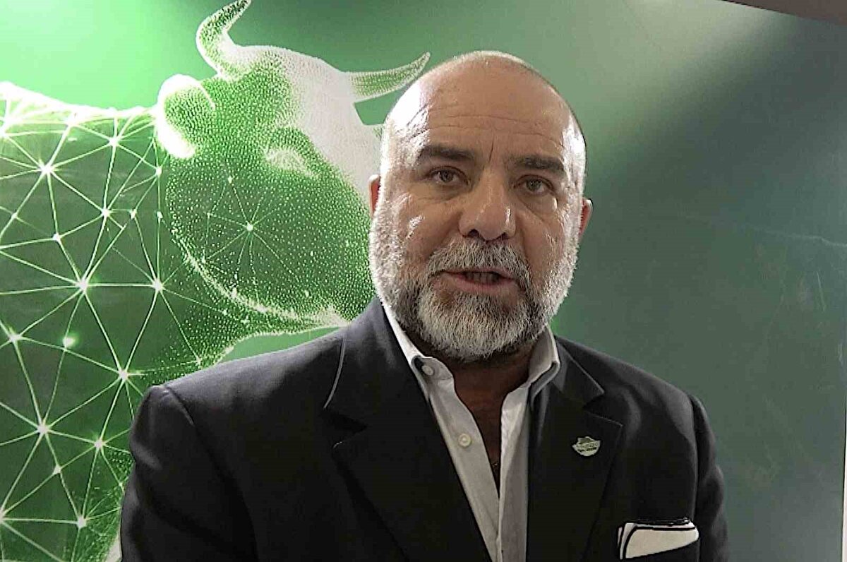 Kesim fiyatlarına 30 liralık artış yansıdı<br><br>Bursa Damızlık Sığır Yetiştiricileri Birliği’nin 22 Kasım listesine göre holstein cinsi danalarda kesim fiyatları 30 TL yükseldi.<br><br>400 kg ve üzeri danalar: 490 TL<br><br>351–400 kg: 470 TL<br><br>251–350 kg: 440 TL<br><br>250 kg ve altı: 390 TL<br><br>Diğer ırklarda da 30 TL’lik artış görülürken fiyatlar 420 TL’den 520 TL’ye kadar çıktı.<br>İnek kesim fiyatları ise kilogram başına 350–440 TL aralığına yükseldi.