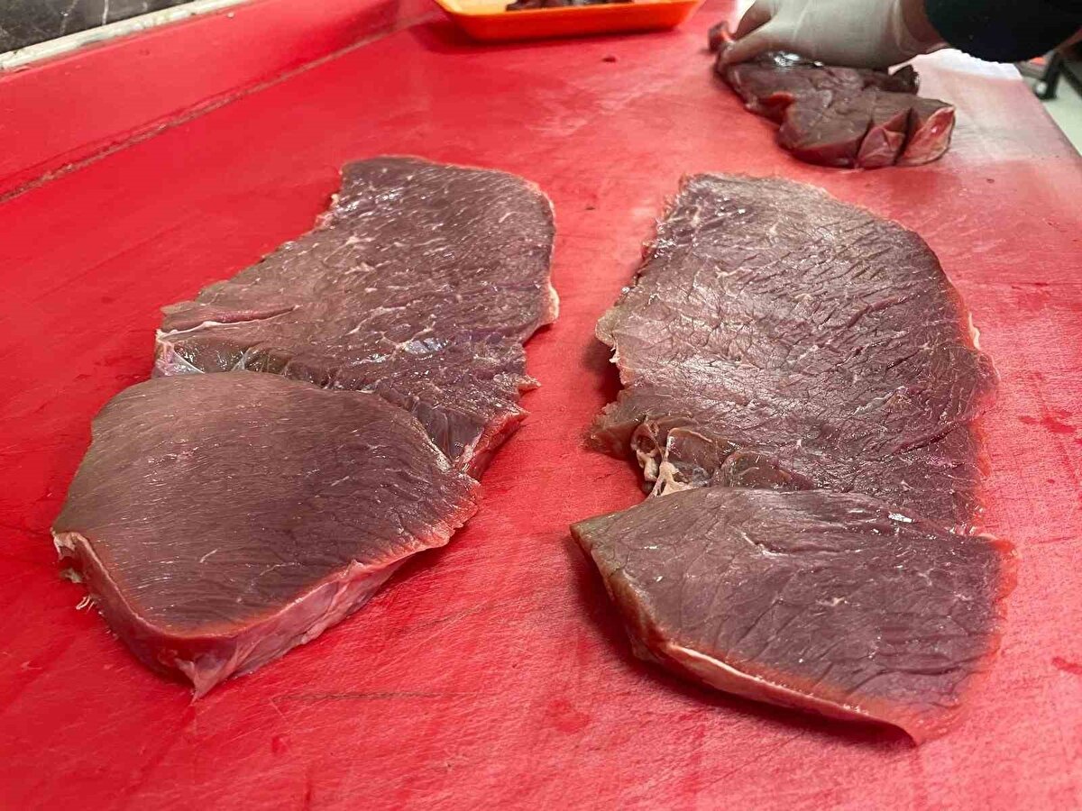 “Aşı yaptıran çiftlikler daha az kayıpla atlattı”<br><br>Doğru, Türkiye’de şap hastalığının girmediği il kalmadığını, birçok çiftliğin erken kesime yöneldiğini belirterek şunları söyledi:<br><br>“Besi işletmelerinde büyük kayıplar oluştu. 200–300 kilogram karkas veren hayvanlar bile erkenden kesildi. Aşıyı zamanında yaptıranlar süreci daha hafif atlattı. Birinci ve ikinci dozlar doğru aralıklarla uygulandığında yüzde 80’in üzerinde koruma sağlanıyor.”