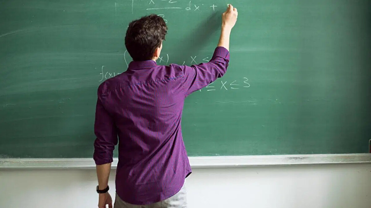 Öğretmen ataması kura çekimi sonuçları ve isim listesi için geri sayım başladı. Milli Eğitim Bakanlığı (MEB) tarafından 17-21 Kasım 2025 tarihleri arasında alınan tercihlerin ardından gözler bugüne çevrildi. 15 bin sözleşmeli öğretmen ataması, 24 Kasım Öğretmenler Günü'nde gerçekleşecek. Peki, öğretmen ataması saat kaçta yapılacak? Atama sonuçları sisteme düştü mü? İşte e-Devlet öğretmen atama sonuç sorgulama ekranı ve tören saati hakkında son bilgiler.