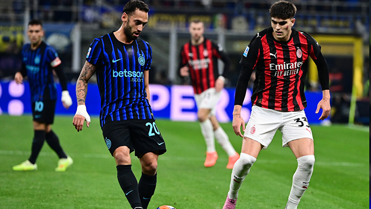 Zorlu derbide başka gol sesi çıkmadı Milan karşılaşmadan 1-0 galip ayrıldı. 