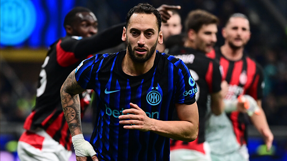 <br>HAKAN KARİYERİNDE İLK KEZ DERBİDE PENALTI KAÇIRDI<br><br>Profesyonel futbol kariyerine yaklaşık 13 yıl önce başlayan Hakan Çalhanoğlu, derbi geçmişi boyunca ilk kez bir penaltı kaçırmış oldu. <br><br>