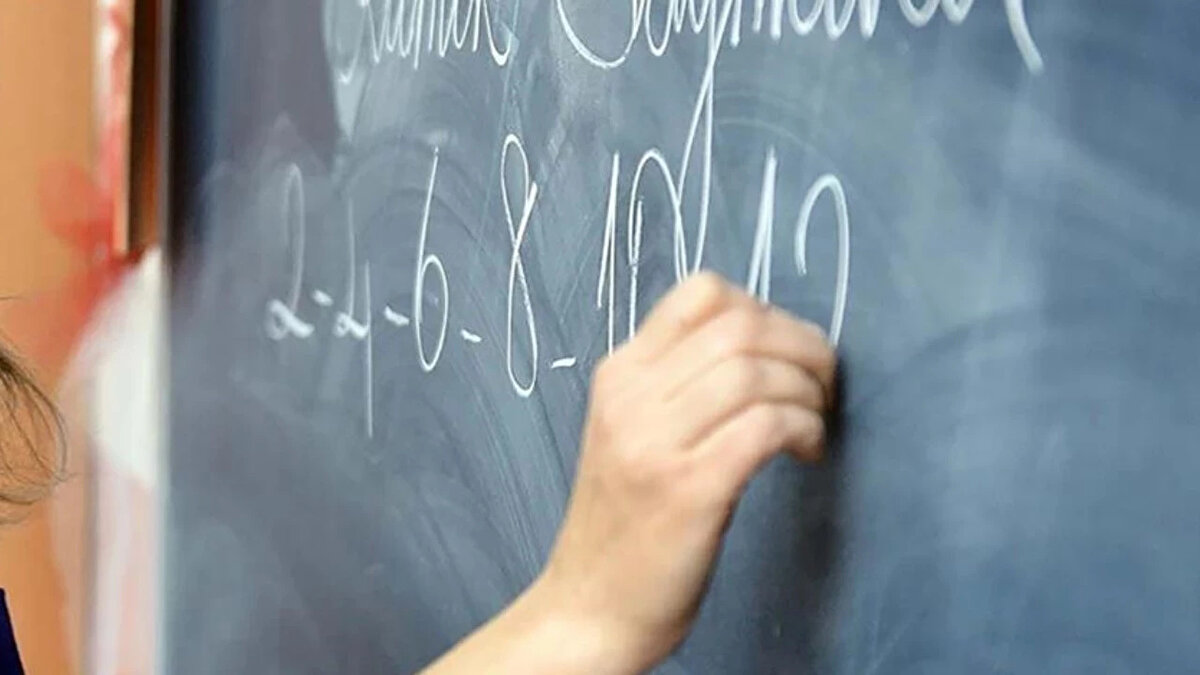 Yeni Atanan Öğretmenler Göreve Ne Zaman Başlayacak?<br>Ataması yapılan 15 bin sözleşmeli öğretmenin görev başı yapacağı tarih de netleşti. Kura sonucunda atanan öğretmenler için öncelikle güvenlik soruşturması ve arşiv araştırması süreci işletilecek.<br><br>Bu süreçlerin tamamlanmasının ardından yeni öğretmenler, 19 Ocak 2026 tarihi itibarıyla görev yerlerinde işbaşı yapacaklar.