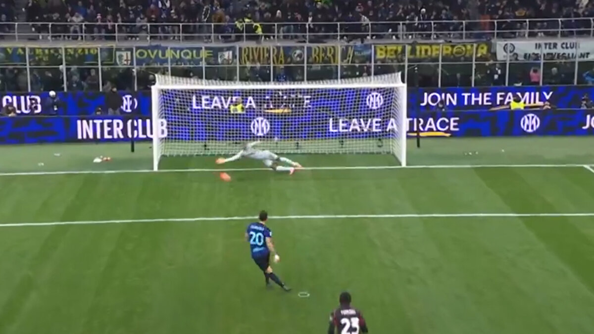 HAKAN PENALTI KAÇIRDI<br><br>Maçın 73. dakikasında penaltı kazanan Inter'de milli oyuncu Hakan Çalhanoğlu'nun vuruşunda, kaleci Mike Maignan meşin yuvarlağı kurtardı. <br>