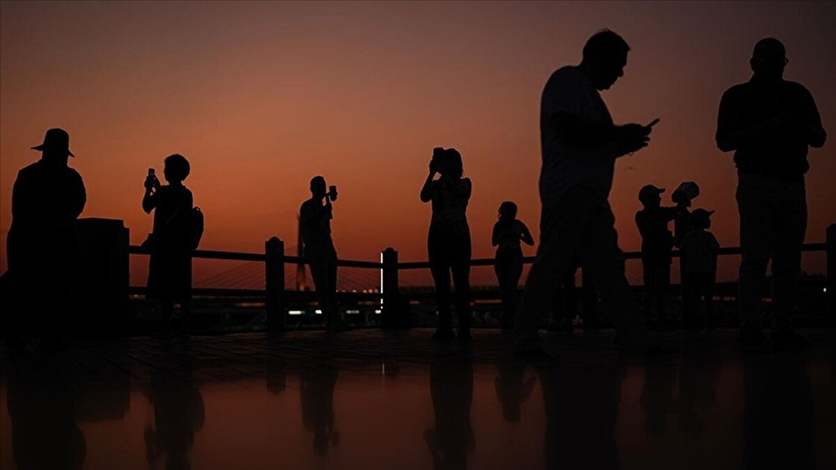 Türkiye’nin güçlü demografik yapısını yansıtan yeni veriler, ülkenin nüfus artışında düzenli ve kontrollü bir seyrin sürdüğünü gösteriyor.